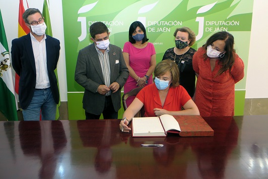 Francisco Reyes se reúne con la delegada del Gobierno de España en Andalucía, Sandra García.