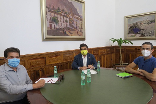 El presidente de la Diputación destaca la seguridad de los mercadillos por cumplir las normas sanitarias y ser al aire libre.