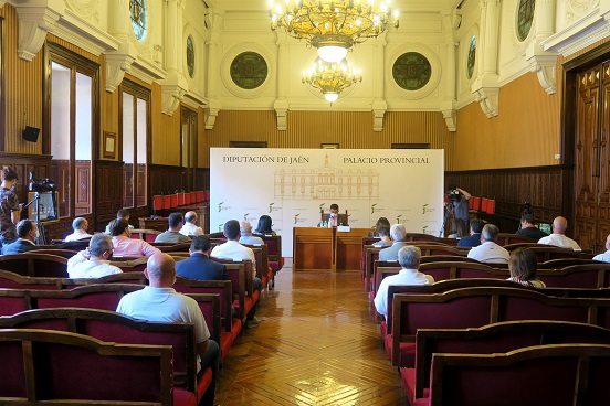 Francisco Reyes aboga por que la Junta asuma su competencia en la campaña oleícola y no delegue las tareas en los agricultores.