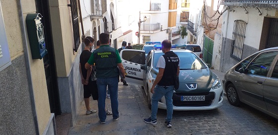 La Guardia Civil detiene a dos personas por quince robos en locales comerciales y viviendas de Martos.