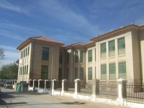 El Ayuntamiento de Lopera lamenta que la Junta siga sin abrir una nueva aula en Segundo de Primaria y advierte del riesgo para la salud pública.