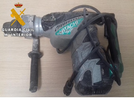 La Guardia Civil ha detenido a dos personas como presuntas autoras de Hurto Continuado, e investiga a otras dos, una como presunta autora de Receptación y otra de Colaboración.