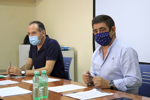 Reyes acusa a la Junta de condenar a familias y docentes a una “incertidumbre total” en el inicio del curso escolar.