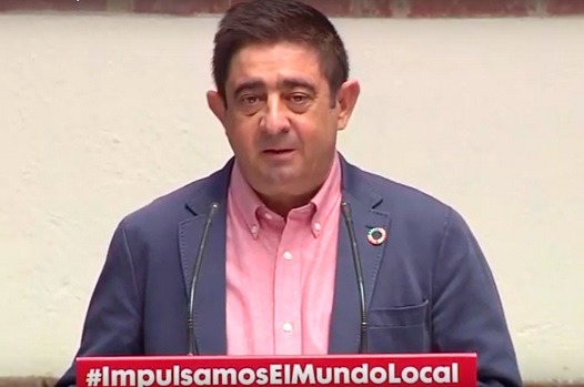 Reyes asegura que el acuerdo del Gobierno con la FEMP cumple con las “demandas históricas del municipalismo de este país”.