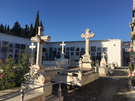 Normas y horarios del Cementerio Municipal de Lopera con motivo del Día de Todos los Santos.
