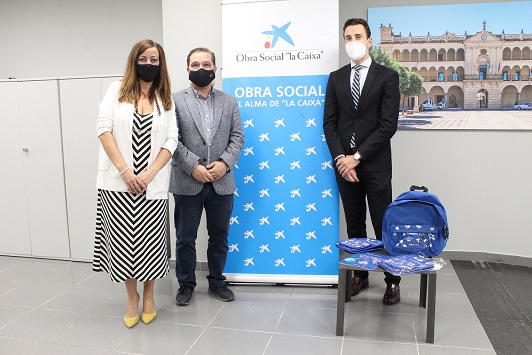 El Ayuntamiento de Andújar recibe de Fundación La Caixa 60 kits de material para niños y niñas del municipio.