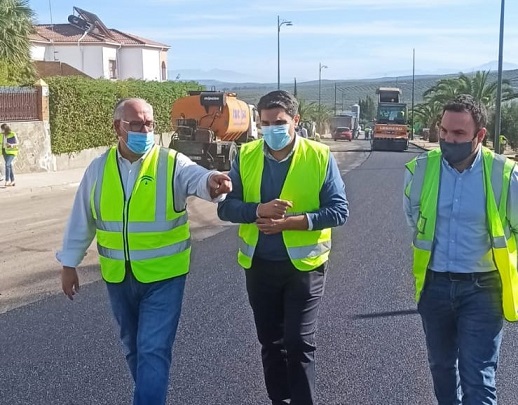 Fomento refuerza el firme de la A-6176 a su paso por el casco urbano de Marmolejo.