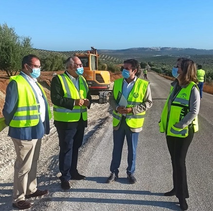 Fomento refuerza el firme y mejora los sistemas de drenaje de la A-305 en Porcuna.