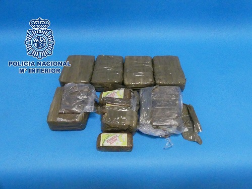 La Policía Nacional detiene en Jaén a un hombre que trasladaba tres kilos y medio de hachís en su vehículo.