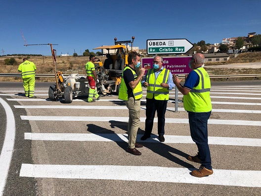 La Consejería de Fomento destina un millón de euros en la señalización de 47 carreteras.