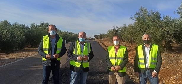 Fomento repara el firme en dos tramos de la carretera al Santuario de Andújar.
