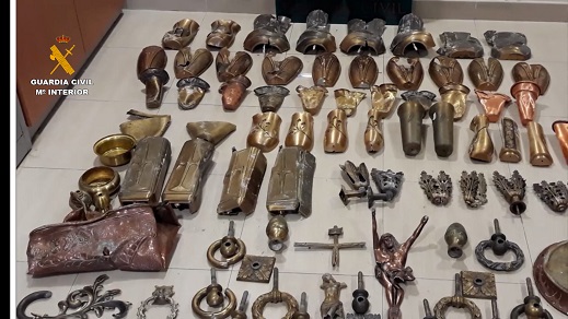 La Guardia Civil investiga a cinco personas como supuestos autores de 12 hurtos de objetos decorativos y piezas de ornamentación funeraria.