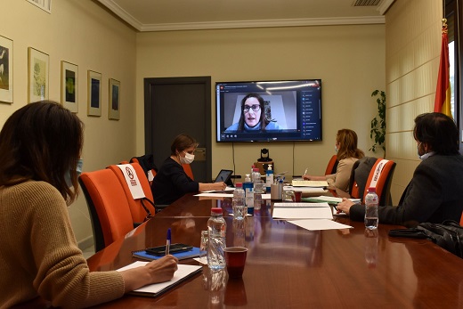 La Junta aborda con el sector agrario y los 97 alcaldes el protocolo de atención a temporeros.