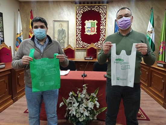 El Ayuntamiento de Marmolejo presenta la campaña verde de apoyo al comercio local.
