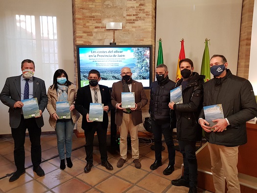 Diputación edita una publicación que recoge los costes que tienen los distintos tipos de olivar en la provincia.