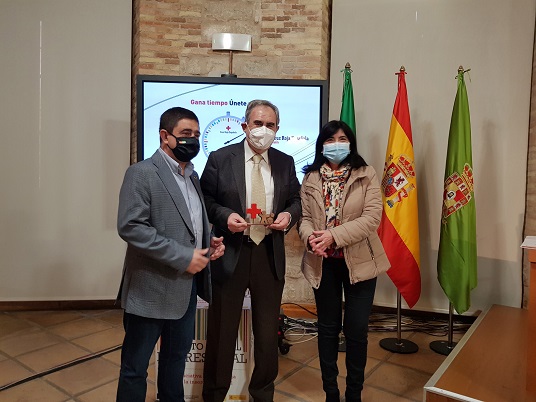 La Diputación recibe el reconocimiento de Cruz Roja por apoyar el plan de empleo de la institución humanitaria.