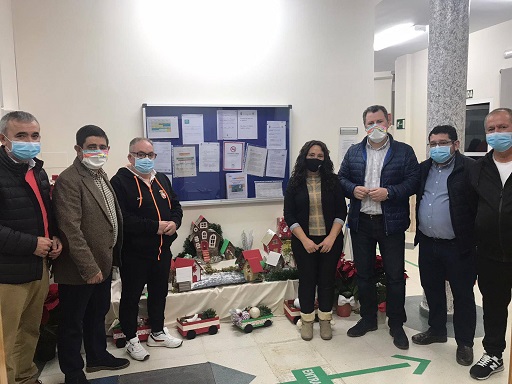 El presidente de la Diputación conoce las cestas navideñas solidarias elaboradas en el Centro Ocupacional de Mengíbar.