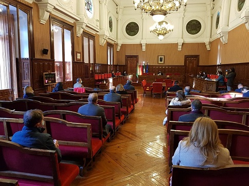 Diputación solicita fondos FEDER para instalar calderas de biomasa y energía solar fotovoltaica en sus residencias.