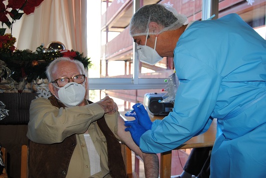 Antonio, de Bélmez, y Encarnación, de Linares, los primeros en recibir la vacuna contra el Covid en Jaén.