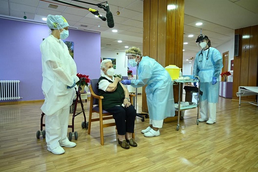 Una interna y una técnico de cuidados auxiliar de enfermería de la residencia Los Olmos, de Guadalajara, las primeras vacunadas frente a la COVID-19.
