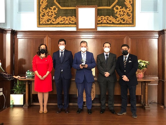 La subdelegada remarca el papel de la Constitución como el gran instrumento que permitirá superar las consecuencias de la pandemia.