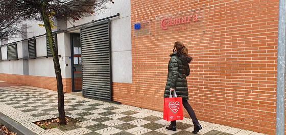 Comienza el reparto de material de sensibilización para las compras seguras frente a la Covid-19 en el comercio de Andújar.