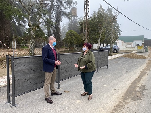 El diputado de Servicios Municipales visita en Espeluy las instalaciones de mimetización de contenedores.