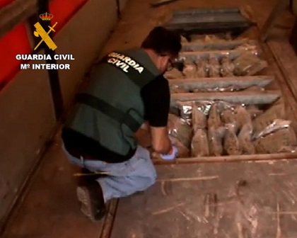 La Guardia Civil desarticula una organización dedicada al tráfico de drogas con destino Europa utilizando camiones de gran tonelaje.