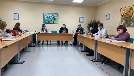 Alcaldes y alcaldesas de la Campiña trasladan a la delegada de Salud su malestar “por el riesgo de colapso del Hospital Alto Guadalquivir” debido a su “desfasada gestión”.