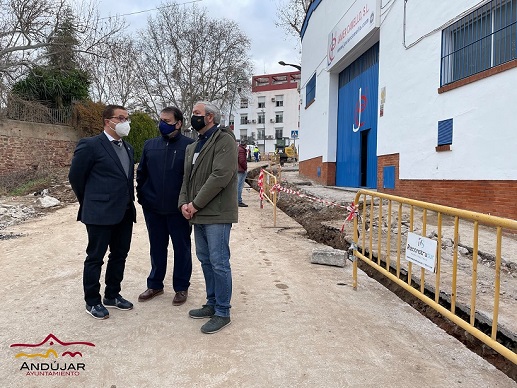 La actuación en la calle Puerta de Córdoba de Andújar renovará los acerados, la calzada y la instalación de abastecimiento.