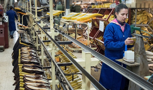 Las andaluzas cobran 6.000 euros menos que los hombres y duplican los contratos a tiempo parcial.