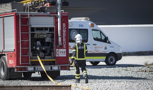 Rescatan a una mujer atrapada y con una herida en la cabeza tras el incendio de su vivienda en Jaén.