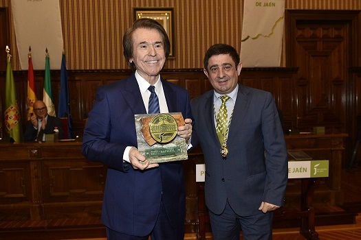El presidente de la Diputación felicita a Raphael por la concesión del título de Hijo Predilecto de Andalucía.