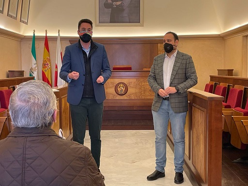 El diputado de Promoción y Turismo se reúne con artesanos de Andújar.