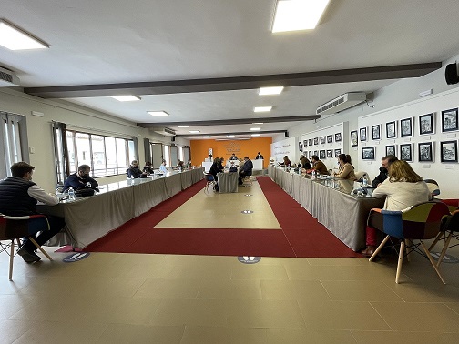 El Pleno Municipal de Andújar aprueba una moción para demandar a la Junta de Andalucía la mejora de las condiciones laborales de los empleados del Servicio de Ayuda a Domicilio.