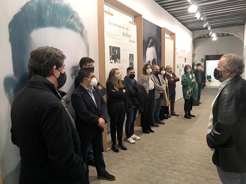 La muestra ‘Miguel Hernández, a plena luz’ amplía hasta el 9 de abril su estancia en el Instituto Cervantes en Alcalá de Henares.