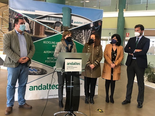 Sandra García destaca el apoyo del Gobierno al sector del plástico en la provincia de Jaén, “una industria cada vez más dinámica e innovadora”.