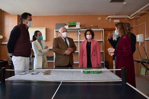 El consejero de Salud, Jesús Aguirre, visita el Centro de Drogodependencias de Lopera.