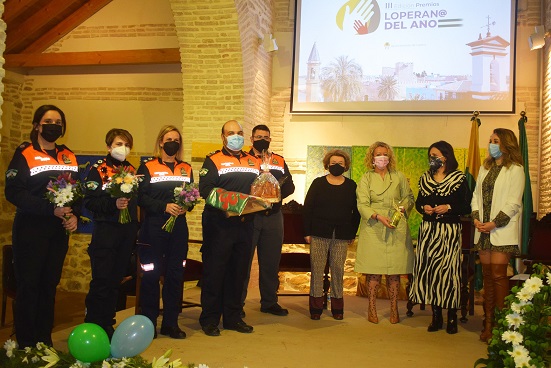 La Agrupación de Voluntarios de Protección Civil de Lopera recibe el Premio “Loperan@ del Año”.