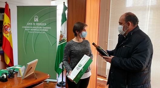 Agricultura entrega aceite de oliva a colegios de Jaén para que celebren el Día de Andalucía.
