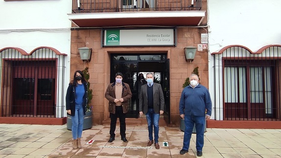 El delegado de Educación, Antonio Sutil, visita la residencia escolar La Granja, en Marmolejo.