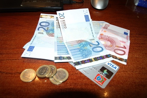 La Policía Nacional detiene a dos parejas que introducían billetes falsos de 50 euros en centros comerciales.