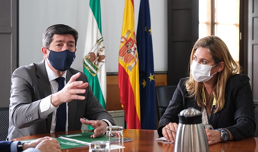Juan Marín confía en que las ayudas a los guías turísticos «añadan valor» a un actor esencial para el sector.