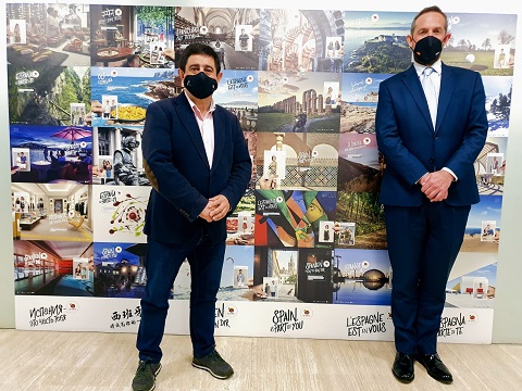 Reyes analiza con el secretario de Estado de Turismo planes de dinamización turística en el marco de los fondos europeos.