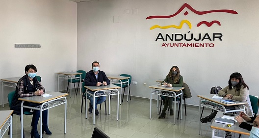 El concejal de Formación, Pedro Luis Rodríguez, visita en Andújar el desarrollo del Programa Andalucía Orienta.