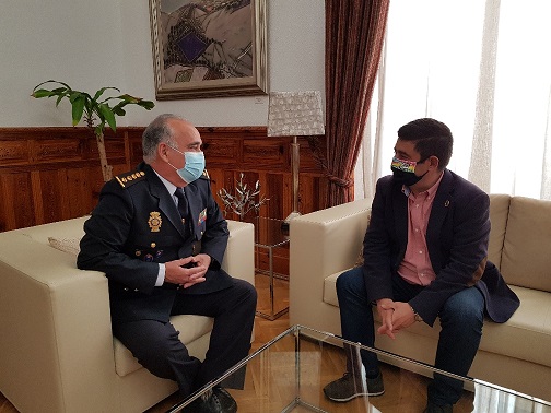 Francisco Reyes recibe al comisario José Miguel Amaya, nombrado jefe superior de la Policía de Andalucía Oriental.