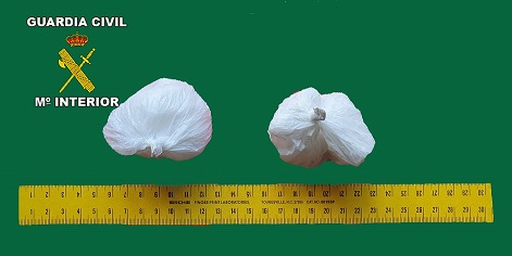 La Guardia Civil detiene a tres vecinos de Martos con 50,4 gramos de cocaína.