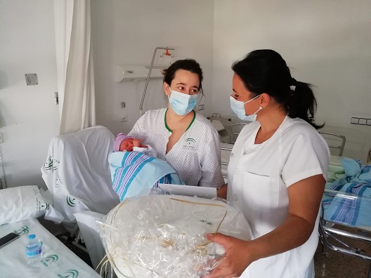 Los hospitales jiennenses obsequian a las 11 madres de los bebés nacidos el Día de Andalucía.