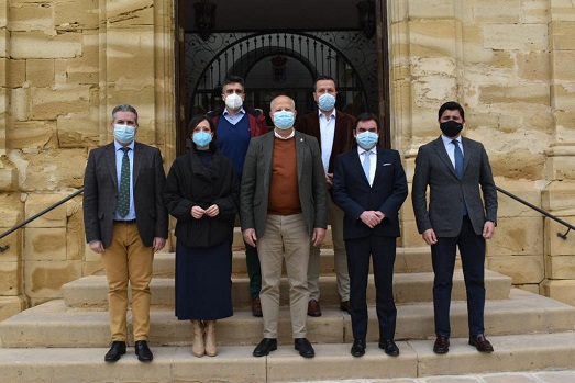 El consejero de Educación y Deporte, Javier Imbroda, visita el colegio Juan Carlos I de Porcuna.