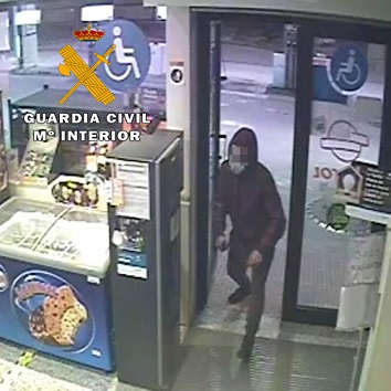 La Guardia Civil ha detenido a dos personas como presuntas autoras de tres Delitos de Robo en Gasolineras.